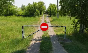 Kto stawia znaki drogowe na osiedlu? Sprawdź, kto ma do tego prawo