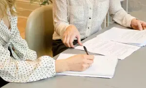Kto wycenia działki i jakie ma kwalifikacje? Sprawdź, zanim stracisz