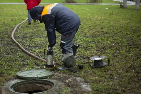 Jak opróżnić szambo na działce i uniknąć kosztownych problemów