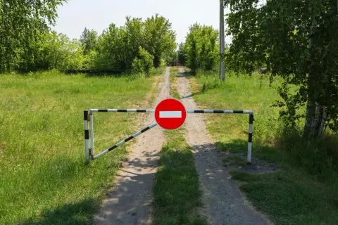 Kto stawia znaki drogowe na osiedlu? Sprawdź, kto ma do tego prawo