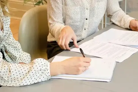 Kto wycenia działki i jakie ma kwalifikacje? Sprawdź, zanim stracisz
