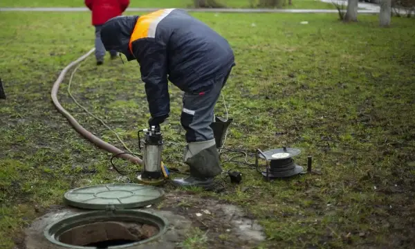 Jak opróżnić szambo na działce i uniknąć kosztownych problemów